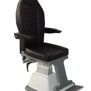 Las sillas de oftalmología destacan por su gran versatilidad de inclinación, permitiendo ajustar el respaldo desde una posición vertical (aprox. 90°-100°) para exámenes estándar hasta una inclinación total de 180° (acostado) para procedimientos quirúrgicos o de especialidad.