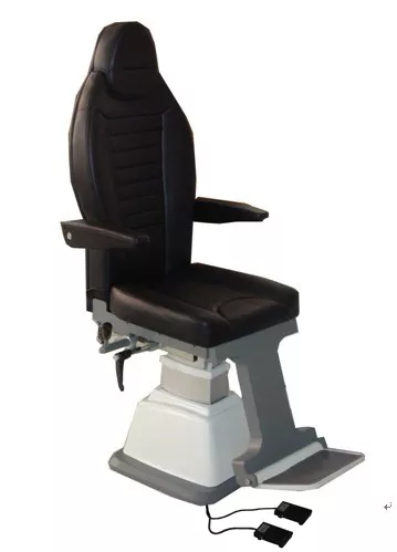 Las sillas de oftalmología destacan por su gran versatilidad de inclinación, permitiendo ajustar el respaldo desde una posición vertical (aprox. 90°-100°) para exámenes estándar hasta una inclinación total de 180° (acostado) para procedimientos quirúrgicos o de especialidad.