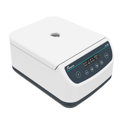 Especificaciones técnicas principalesCapacidad: Soporta hasta 24 tubos de 10 ml o 15 ml a la vez.Velocidad: Regulable de forma digital entre 500 y 4000 rpm.Fuerza centrífuga máxima (RCF): Alcanza hasta 2164 xg.Temporizador: Ajustable desde 30 segundos hasta 59 minutos y 50 segundos.Pantalla LCD: Muestra de forma clara la velocidad (RPM) y la fuerza (RCF).Características de seguridad y diseñoBloqueo de seguridad: La tapa se mantiene cerrada mientras gira y se abre automáticamente al terminar el proceso.Protección contra vibración: Si la máquina se mueve de forma inestable, corta la energía para no dañar las muestras.Bajo nivel de ruido: Funciona de manera silenciosa, emitiendo menos de 60 dB.Motor eficiente: Cuenta con un motor que no requiere mantenimiento constante.